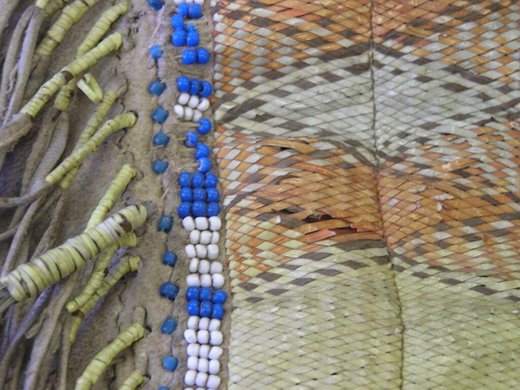 Detail pásu vyšívaného ursoními ostny a korálky.