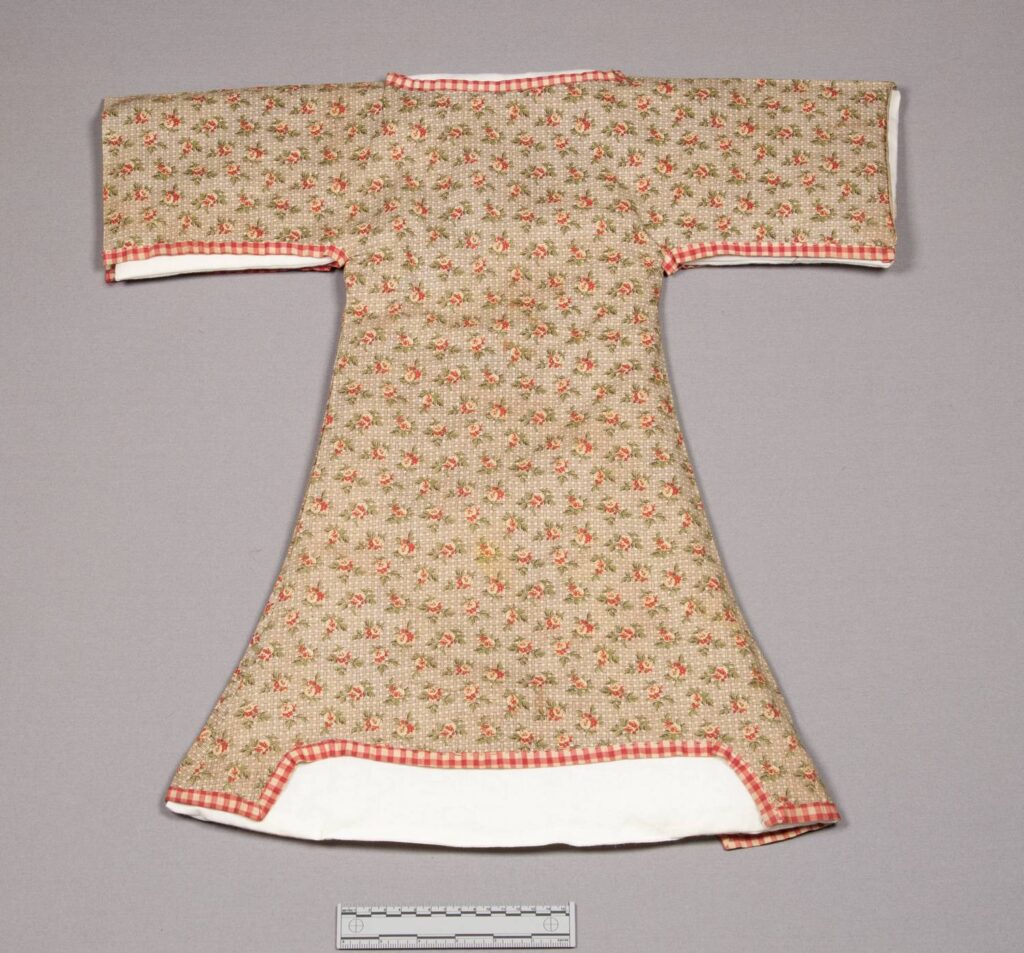 Originální dobové indiánské bavlněné šaty s otevřenými a širokými rukávy, označené jako Šajen. NMNH.