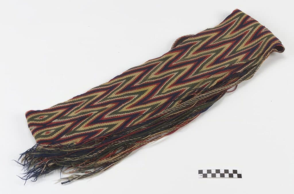 Identický typ sashe získaný do muzejní sbírky od kmene Sac (Meskwaki) / Fox, NMAI