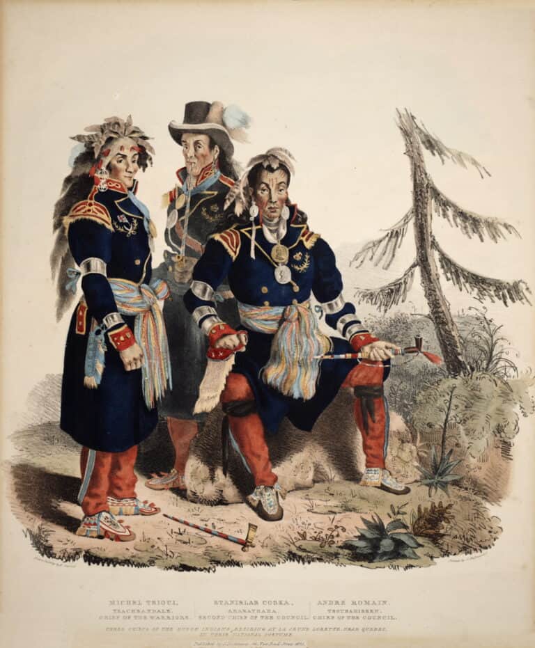 Tři reprezentativně odění huronští náčelníci z Lorette-Wendake v roce 1825. Všichni mají kolem pasu široké sashe s chevronovým vzorem.