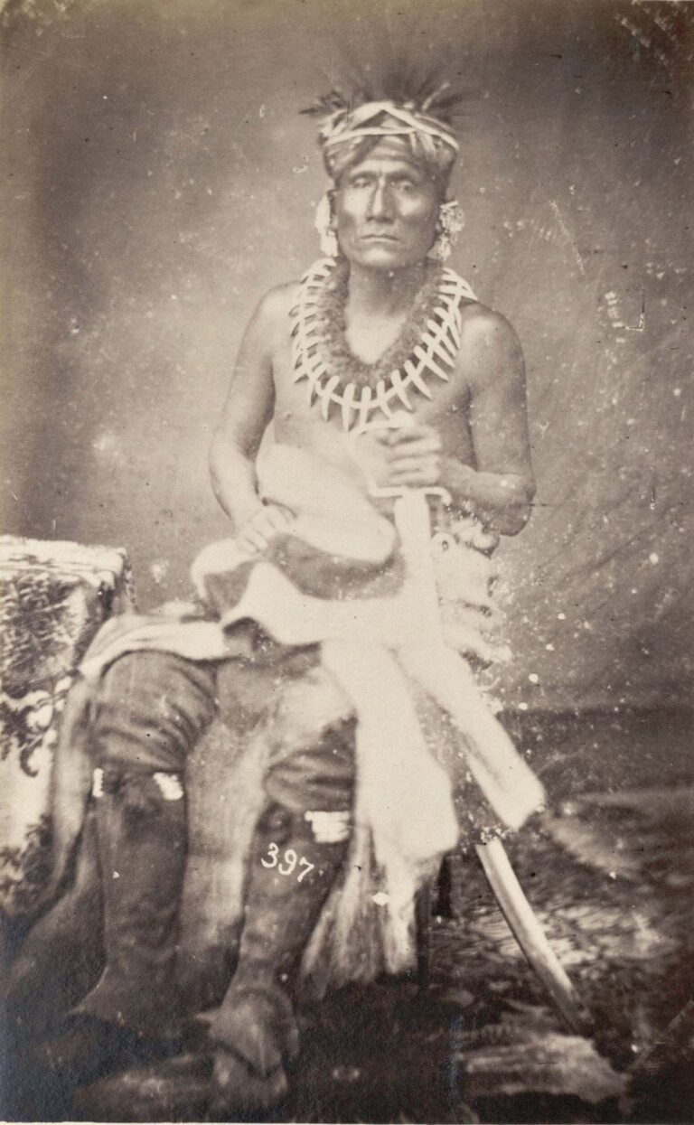 Malý medvěd z kmene Iowa na fotografii z roku 1851.