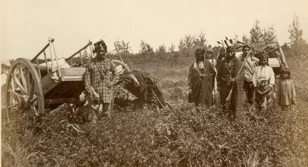 Skupina Chippewů a Métisů s typickým dvoukolákem, angl. tzv. Red River ox cart