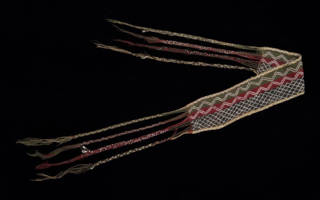Sash vyrobená k nošení jako opasek (12,7 x 94cm, 200,7 cm včetně třásní), Ojibwa, 1790, DIA