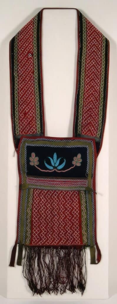 Bandalírová taška, jejíž popruh a přední panel jsou uvázané analogickou technikou a mají analogický design jako soudobé sashe, Ojibwa, Minnesota nebo Wisconsin, 1860, Nebraska Historical Society