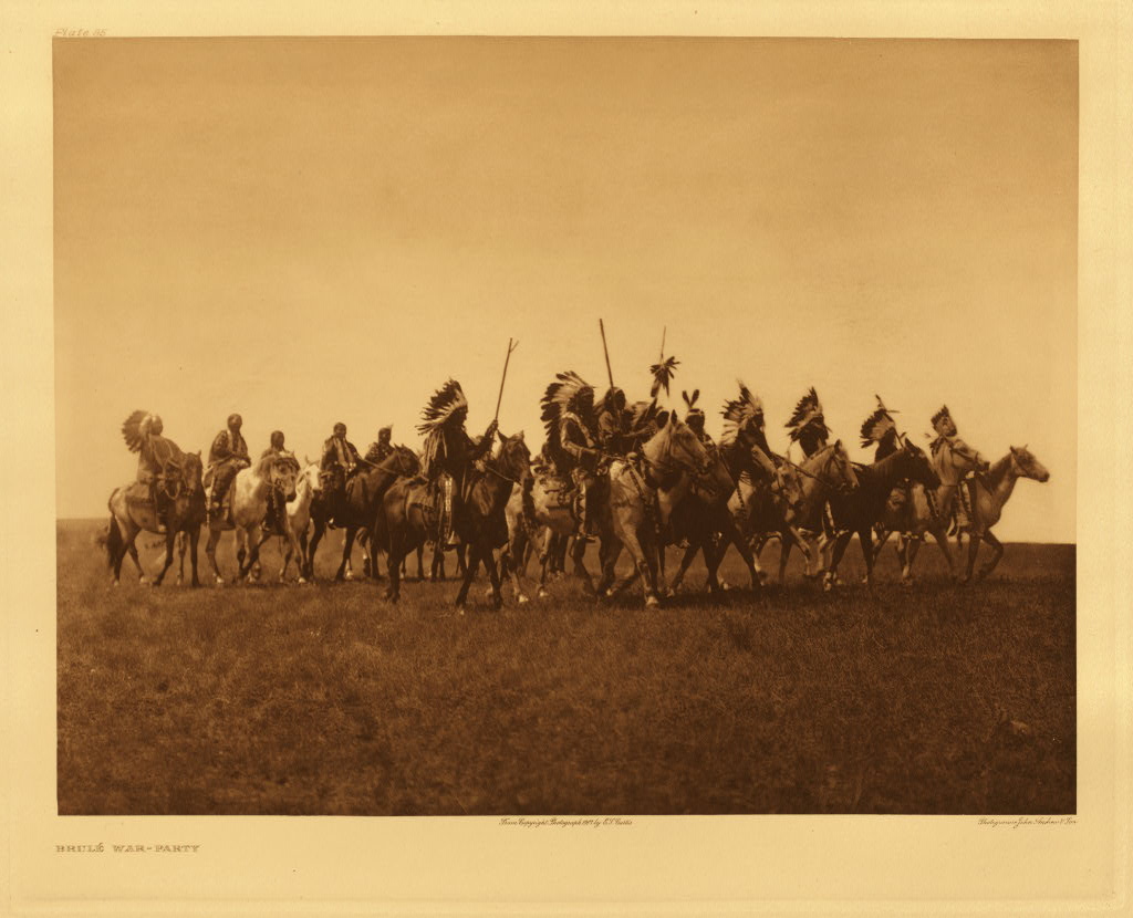 Lakotští válečníci na koních. Fotografie Edward Curtis.