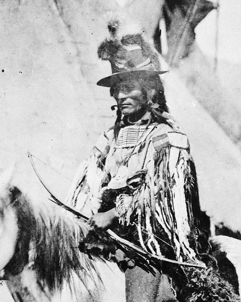 Válečný náčelník Propíchnutých nosů Zrdcadlo na fotografii W. Jackskona z roku 1871.