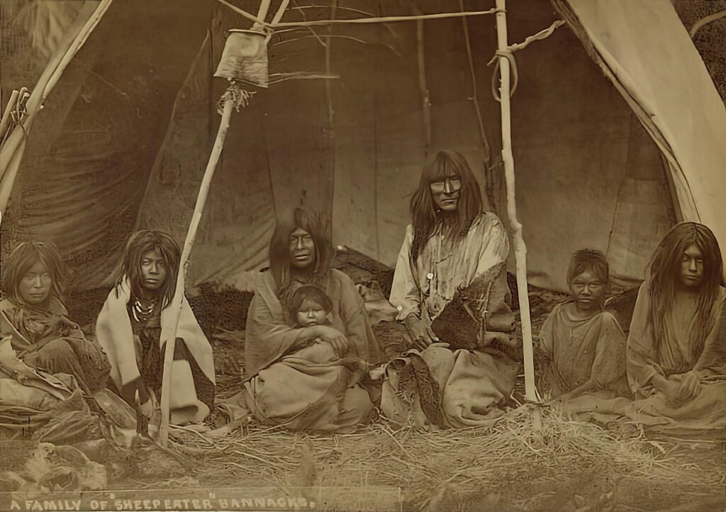 Rodina Bannocků v provizorním přístřešku. Fotografie z roku 1871.