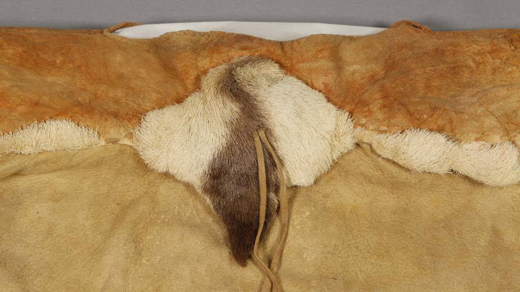 Šaty z kůží ovce tlustorohé kmene Mandan, Arikara nebo Hidatsa. Získány byly v roce 1871 v rezervaci Fort Bufford. NMNH.
