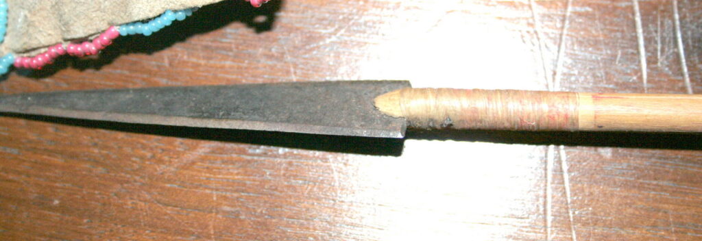 Detail komerčního hrotu vyrobeného bělochy. Hrot byl usazen do dříku a připevněn zvířecí šlachou.