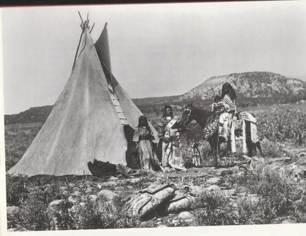 Indiáni kmene Utahů na dobové fotografii. Všimněte si parfleší ze surové kůže v popředí. Jsou plné jídla, oblečení nebo jiných věcí.