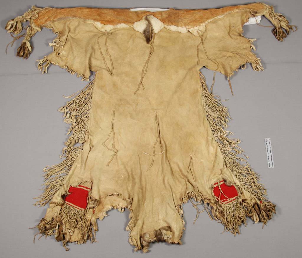 Detail šatů z kůží ovce tlustorohé kmene Mandan, Arikara nebo Hidatsa. Získány byly v roce 1871 v rezervaci Fort Bufford. NMNH.