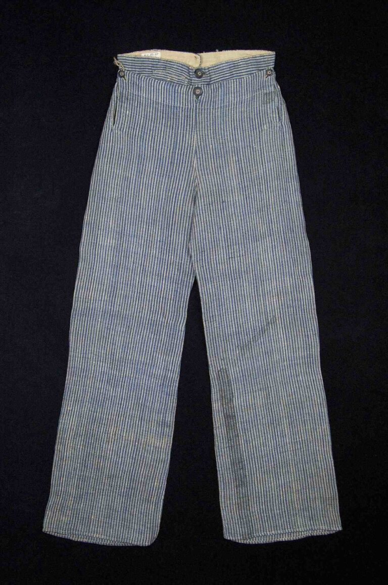 Široké kalhoty vyrobené po roce 1825. Kalhoty jistě patřily nějakému příslušníkovi z vyšších společenských vrstev. Zajímavé na nich je, že nemají rozepínání na padací most, ale mají jednoduchý punt.