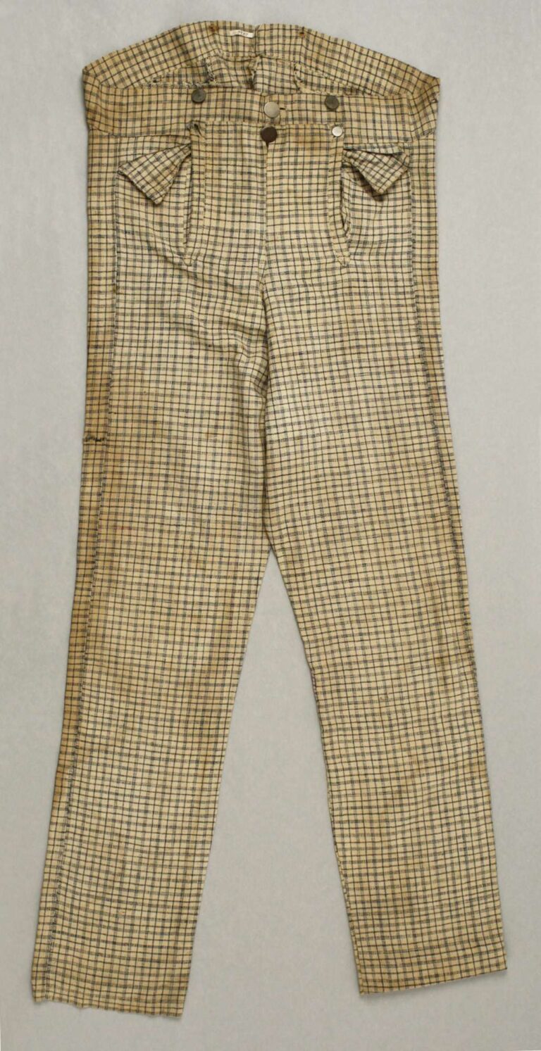Široké kalhoty z roku 1835. Tento model již nepatřil dělníkovi, ale nějakému švihákovi z vyšších společenských vrstev. Vyšší vrstvy postupně převzaly střih širokých kalhot, běžných dříve pouze pro dělnickou třídu, ovšem tyto byly mnohem lépe zpracované a ušité z mnohem fajnovějších materiálů.