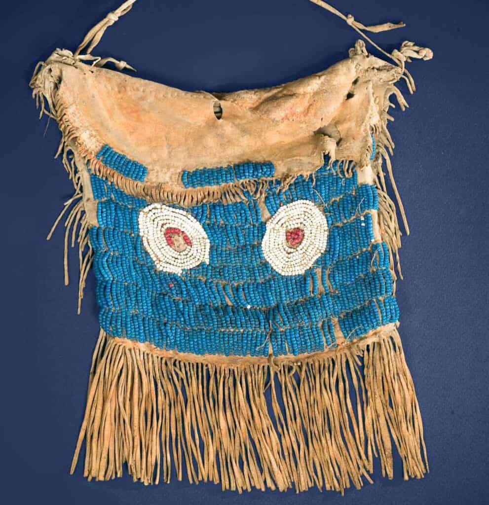 Taška kmene Komanč vyšívaná korálky pound beads. Podklad je typická prachová modrá. Společně s bílou to byly nejstarší barvy, které byly k dispozici.