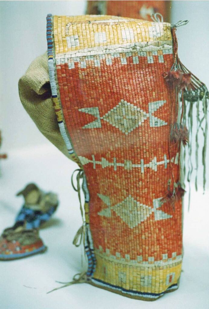 Dětská nosítka kmene Lakotů celá vyšívaná ursoními ostny. Vyšít tak ohromnou plochu mohlo jedné ženě trvat i více než rok.