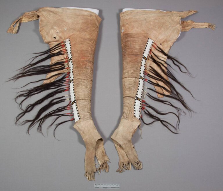 Typické legíny se spodními plandáky (National Museum of Natural History), téměř jisté pocházejí z 1.poloviny 19.století
