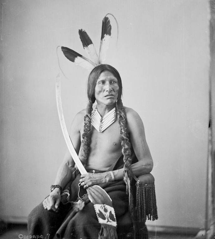 Ztracená medicina, bojovník kmene Lakotů na fotografii z roku 1872. Jeho dvouřadá náprsenka je jenom velmi malá.