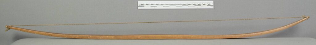 Dřevěný luk indiánů Velkých plání ve své nejjednodušší (nereflexní) variantě. Tento exemplář byl nalezen v táboře Lakotů po bitvě u Ash Hollow v roce 1855.