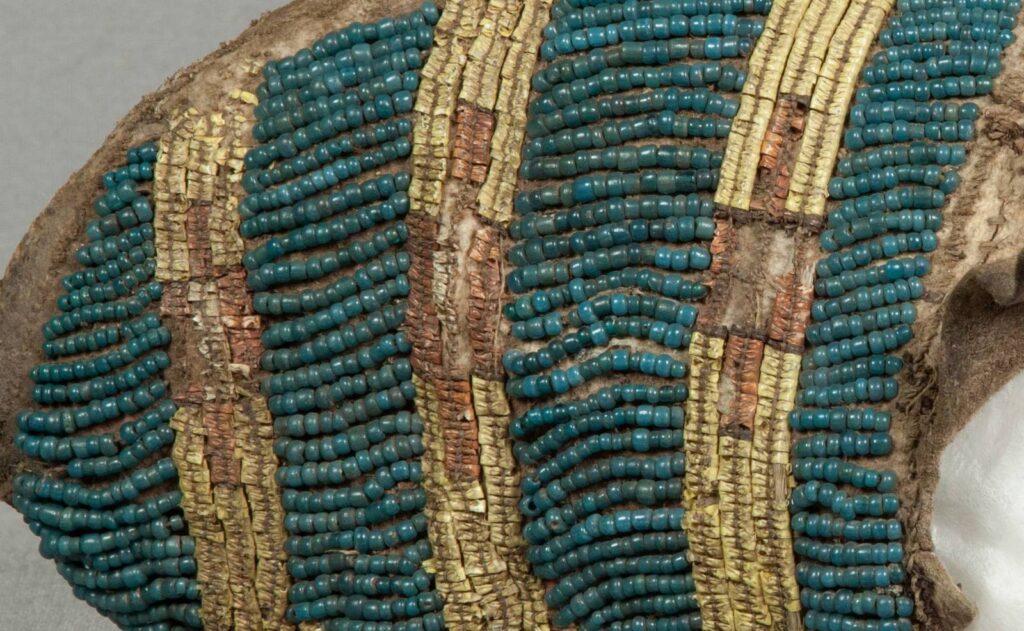 Nárt mokasíny z původní sbírky George Catlina. Nyní NMNH. Korálky jsou staré prachově modré pound beads.