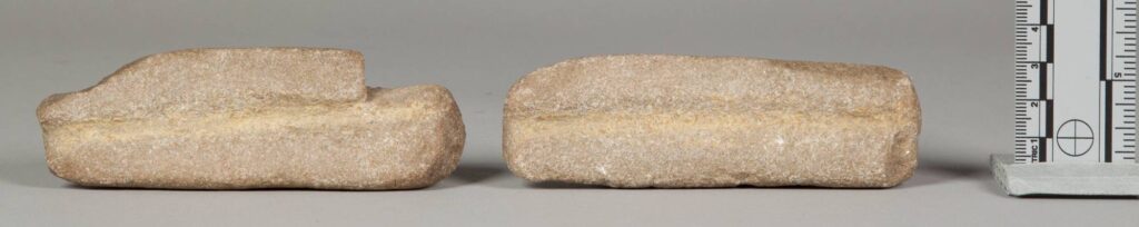 Dva kusy pískovce s drážkou sloužily k vyhlazení dříku. Nástroj pochází z celé sady na výrobu šípů kmene Kajova. NMNH.