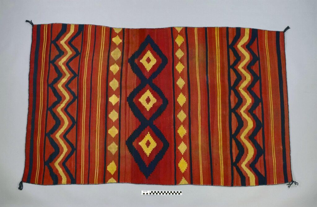 Ručně tkaná vlněná deka kmene Navaho z roku 1865.