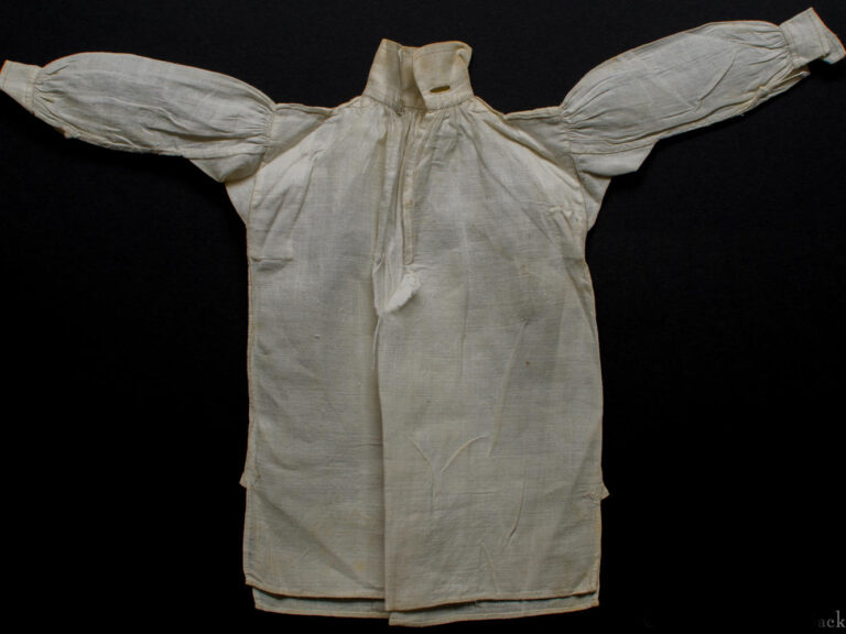 Originální košile hrnatého střihu z 18. století.