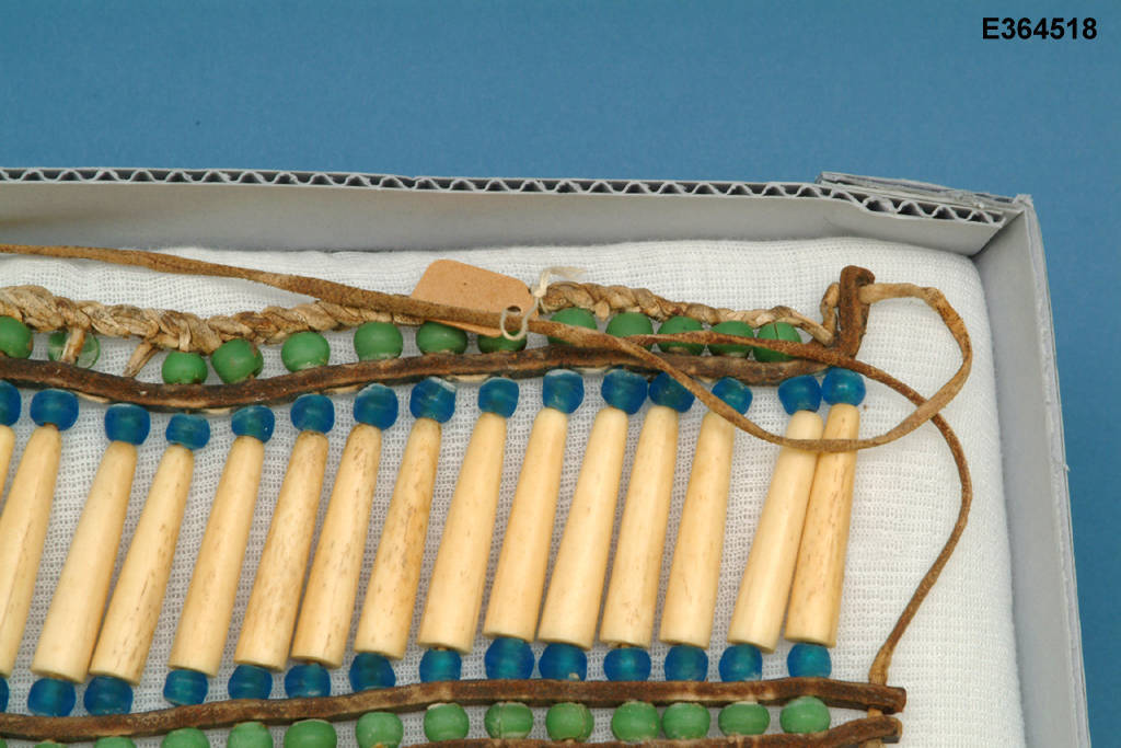 Detail proužků z komerční hověziny a uchycení kostic pomocí kožených řemínků. Zde vyřešeno netradičním a originálním způsobem.