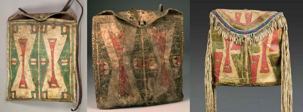 Ploché tašky kmene Šajen a Arapaho. Tašky bez třásní jsou Šajenské, taška s třásněmi je od kmene Arapaho.