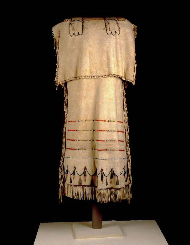 Šaty zřejmě yanktonského původu, získal je v roce 1836 Nathan Jarvis v pevnosti Fort Snelling v dnešní Minnesotě.