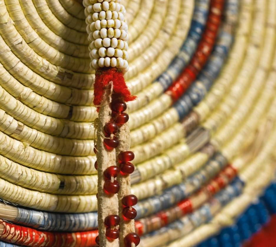 Rozeta z pásu na deku. Na ozdobný závěs jsou připevněny korálky pound beads barvy býčí krve.