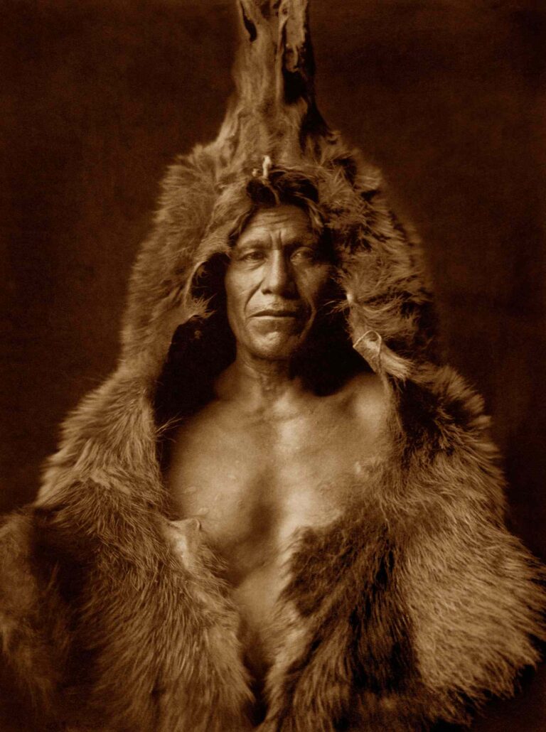 Šaman s medvědí silou na fotografii E.Curtise.