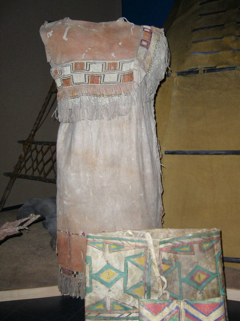 Kríjská varianta šatů z přeložené kůže (National Museum of Man, Ottawa)