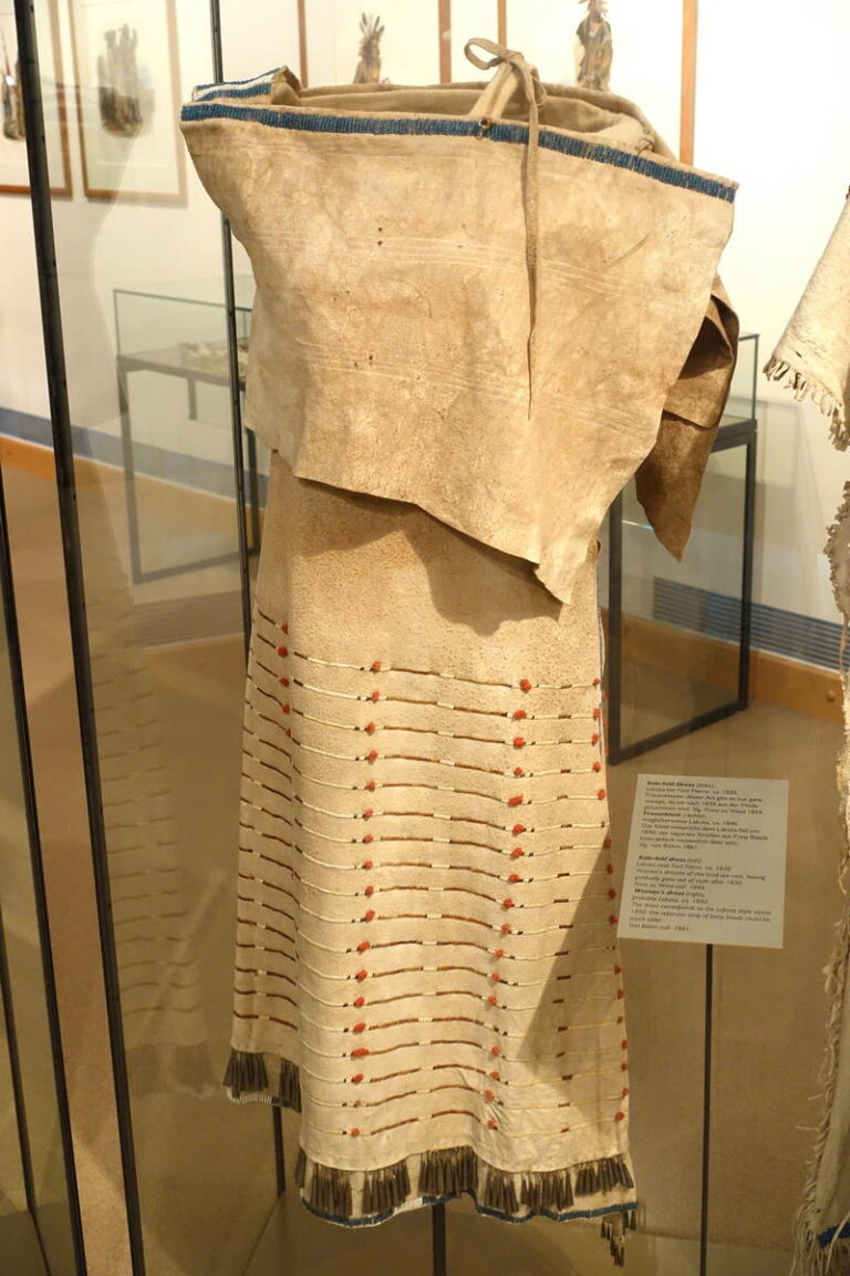 Šaty z přeložené kůže siouxského typu, Museum fur Volkenkunde, Berlin, sbírka Prinze Maxmiliana zu Wied.
