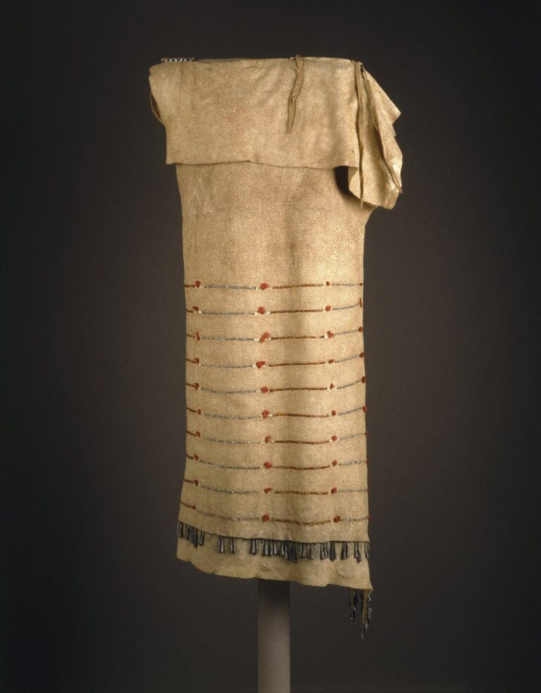 Šaty z přeložené kůže siouxského typu, sbírka Nathana Jarvise, Brooklyn Museum New York.