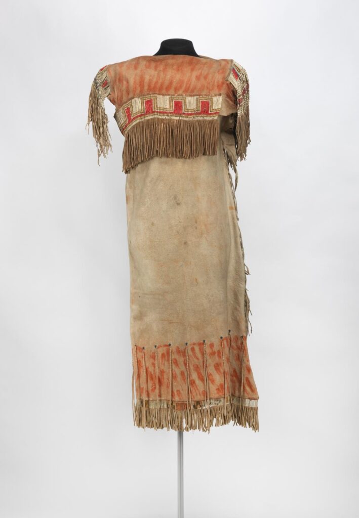 Šaty z přeložené kůže v jejich kríjské variantě, University of Pennsylvania museum of ethnology and archeology,
