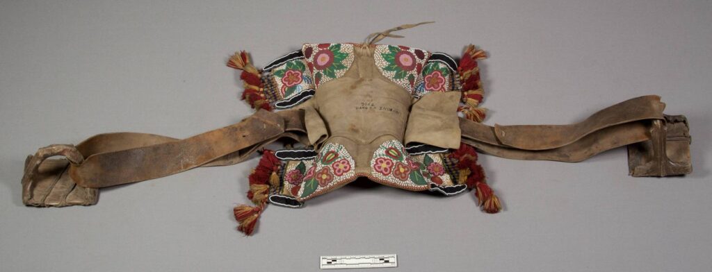 Polštářové sedlo, získané v roce 1869 od Siouxů, ovšem zřejmě jde o výrobek kmene Odžibwejů, získaný obchodem, krádeží nebo loupeží. Sbírka NMNH.