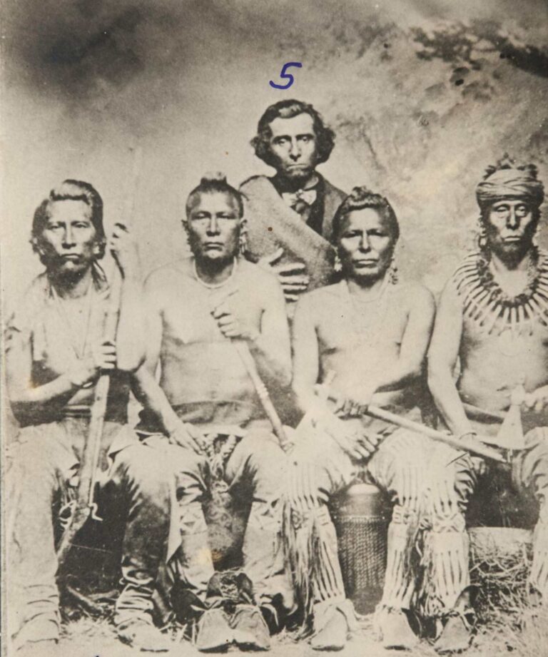 Nebeský náčelník - náčelník Pónyů na fotografii zcela vpravo s náhrdelníkem z medvědích drápů. Zemřel v boji s Lakoty v roce 1873.