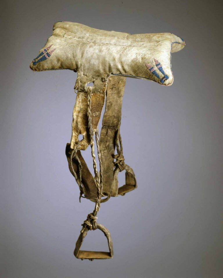 Polštářové sedlo kmene Lakotů patří k nejstarším kusům ve sbírkách vůbec. Datuje se do období kolem roku 1825. Soukromá sbírka Masco.
