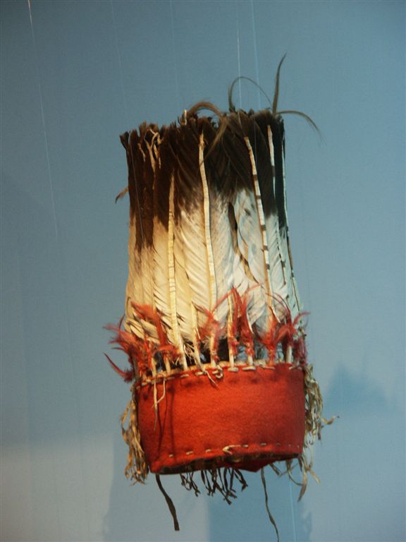 Stojatá čelenka, která patřila mandanskému náčelníkovi Čtyři medvědi (Mato tope). Linden Museum Stuttgart.
