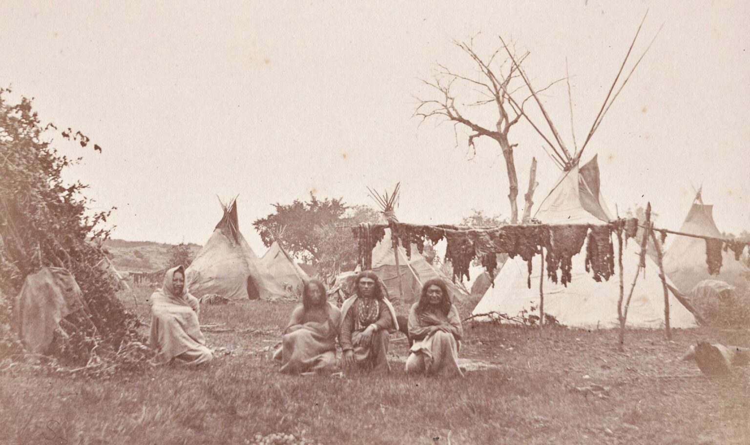 Dobová fotografie tábora Šajenů z předrezervační doby je extrémně vzácná (tato pochází ze 60. let 19. století). Na sušácích se suší bizoní maso, které tvořila základní stravu prakticky všech kmenů indiánů plání.