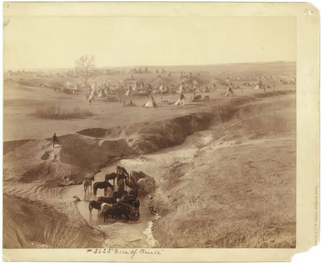 Tábor sičangujských Lakotů na dobové fotografii.