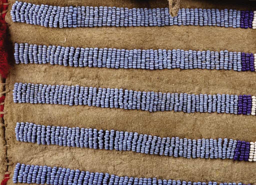 Taška kmene Vran. Proužky jsou vyšity sůjskou modrou. Tato varianta je zbarvena mírně do fialova.