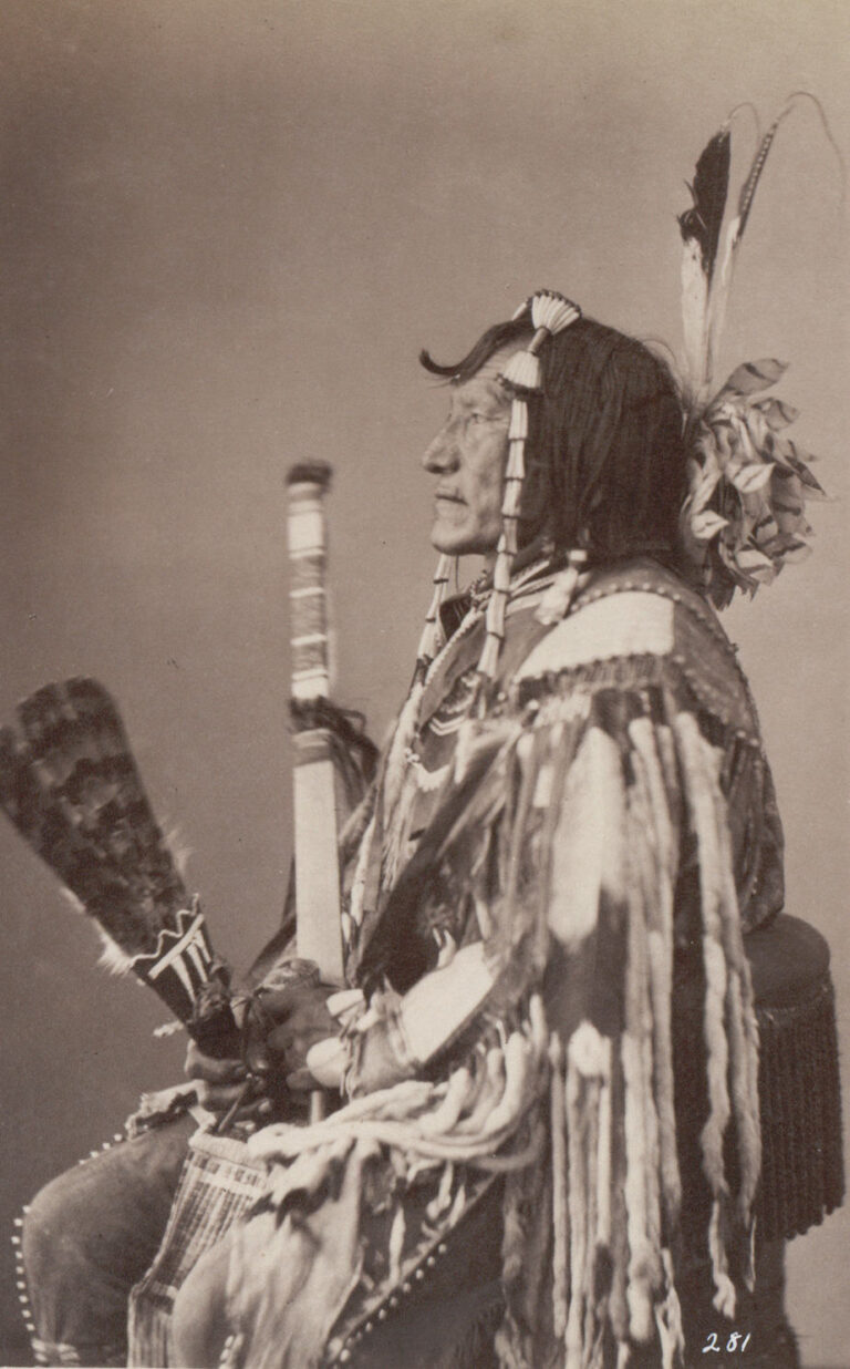 Siouxský náčelník Dva medvědi na dobové fotografii. Jeho halena je ozdobena trubičkami hranostají kožešiny.