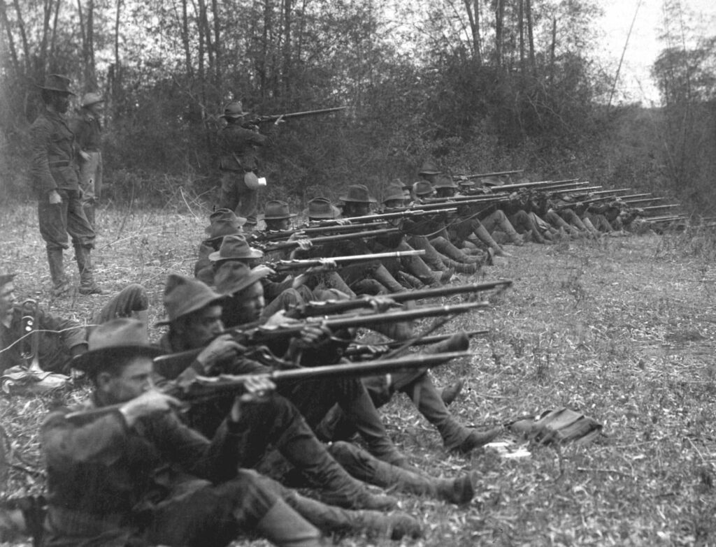 Pěchota americké armády s dlouhými puškami Springfield Trapdoor. Oproti karabinám určeným pro kavalerii byly pušky delší a určené pro pěchotu.