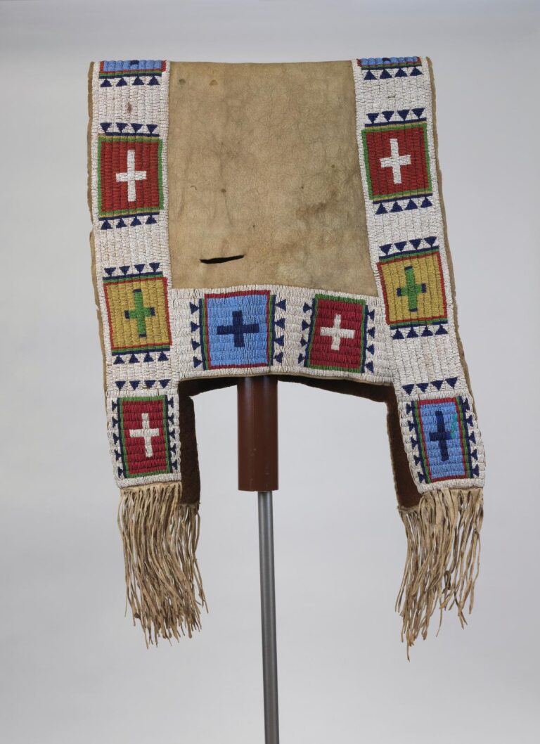 Lakotská podsedlová deka zdobená korálky seed beads. Pennsylvania museum.