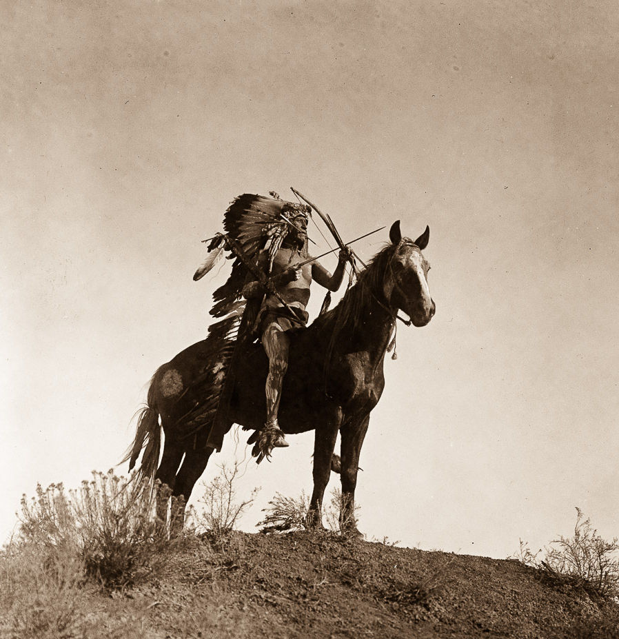 Válečník kmene Vran na fotografii Edwarda Curtise.