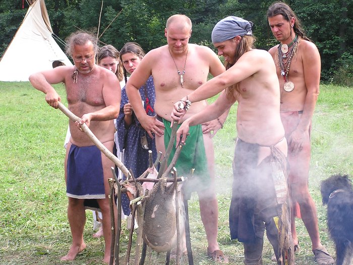 Čeští indian hobbysté vaří polévku v bizoním bachoru.