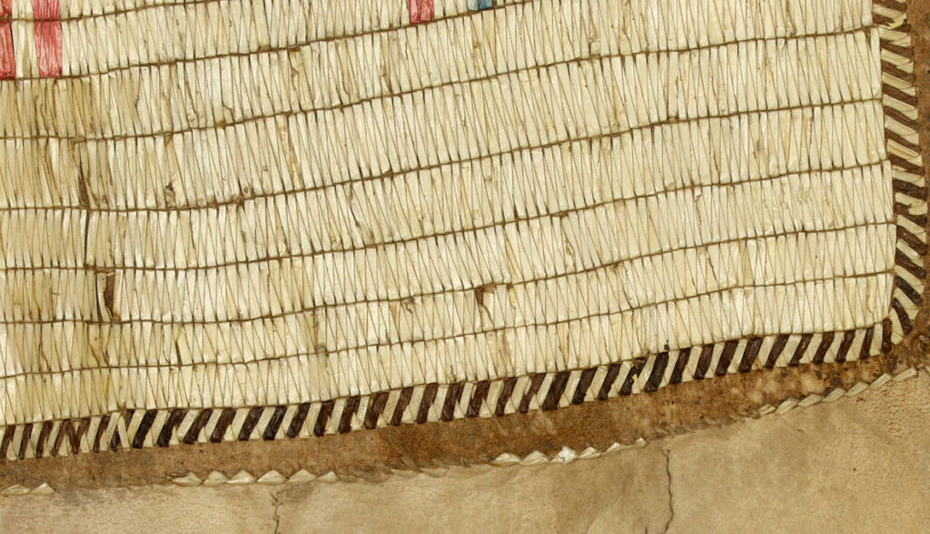 Panel z válečné haleny Černonožců. Celý je vyšitý technikou "cik cak", jednou z nejstarších a nejjednodušších technik.