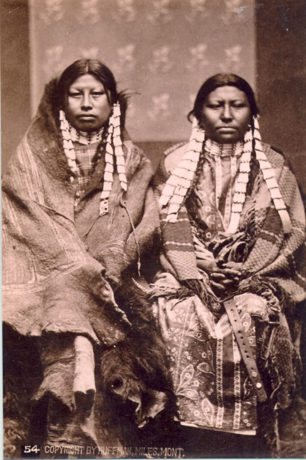 Ženy kmene Lakotů. Žena vlevo má na sobě bizoní plášť typu "okraj a obdélník". Foto L.A.Huffmann.