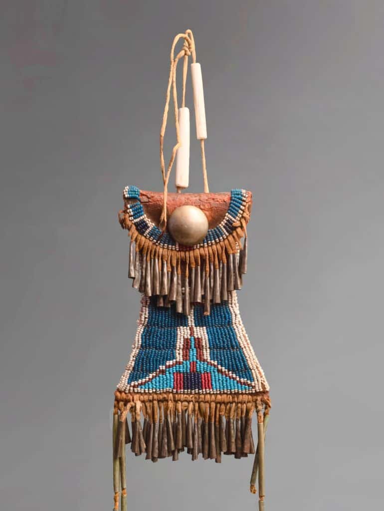 Váček na ocílku kmene Kiowa s typickým zúžením směrem nahoru a boky vybranými do oblouku. Jiné kmeny mohly mít tvar mírně odlišný.